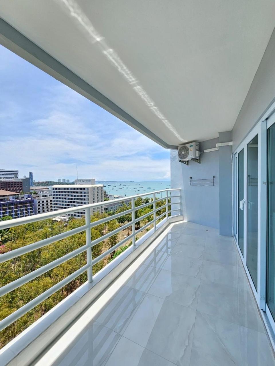 View Talay6 By Blue Ocean Suite Pattaya Εξωτερικό φωτογραφία